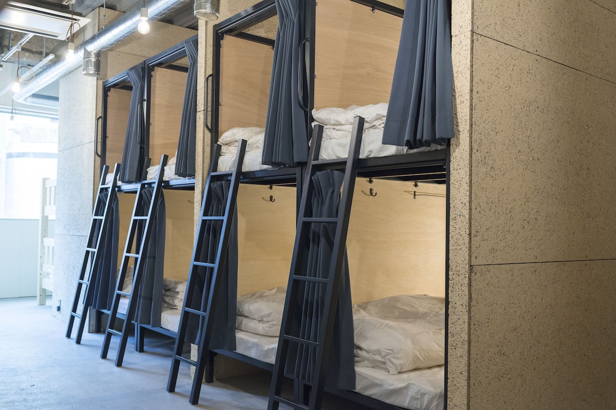 Caja de seguridad en la habitación y cortinas blackout