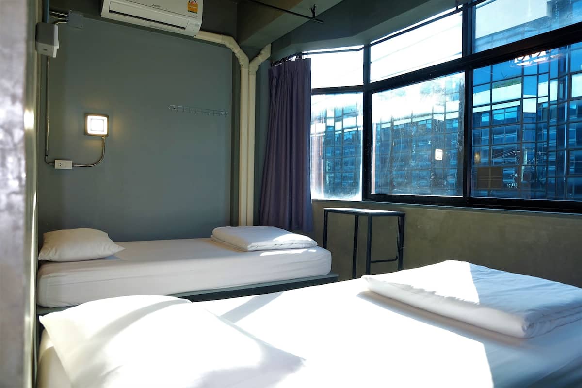 Shared Dormitory, Women only