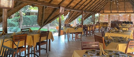 Frühstück, Mittagessen, Abendessen, lokale und internationale Küche