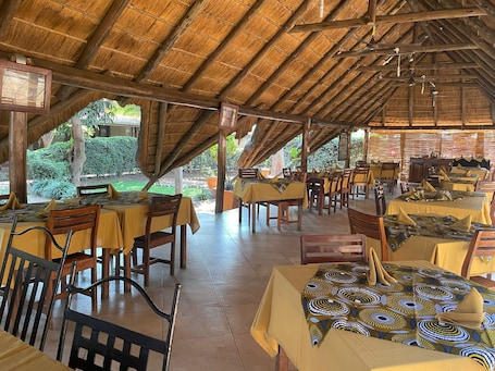 Se sirven desayunos, almuerzos y cenas; cocina local e internacional