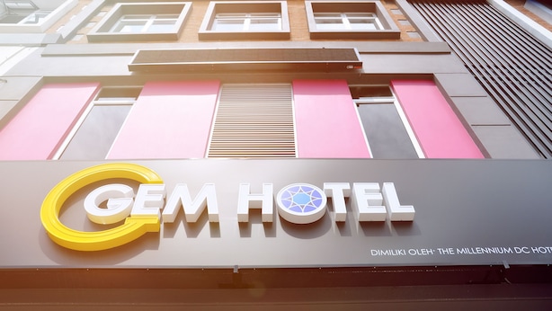 L’extérieur du GEM HOTEL est reconnaissable à son enseigne bien visible, sur laquelle figure le nom de l’hôtel.