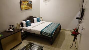 Desk, iron/ironing board, free WiFi