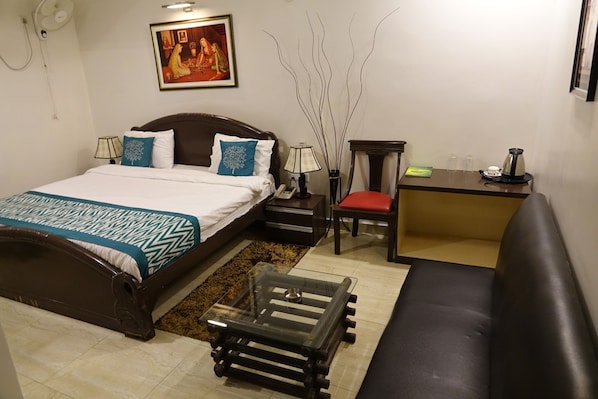 Premium Double Room | Desk, iron/ironing board, free WiFi