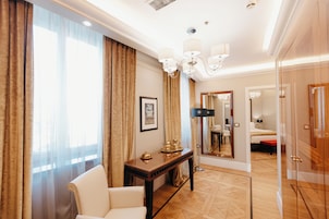 Presidential Suite | Minibar, in-room safe, blackout drapes, soundproofing