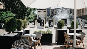 Breakfast, lunch, dinner served; Italian cuisine