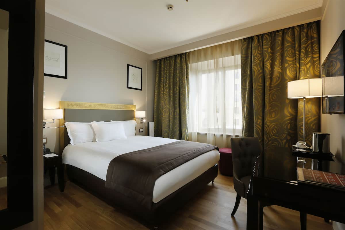 Classic Queen | Minibar, in-room safe, blackout drapes, soundproofing