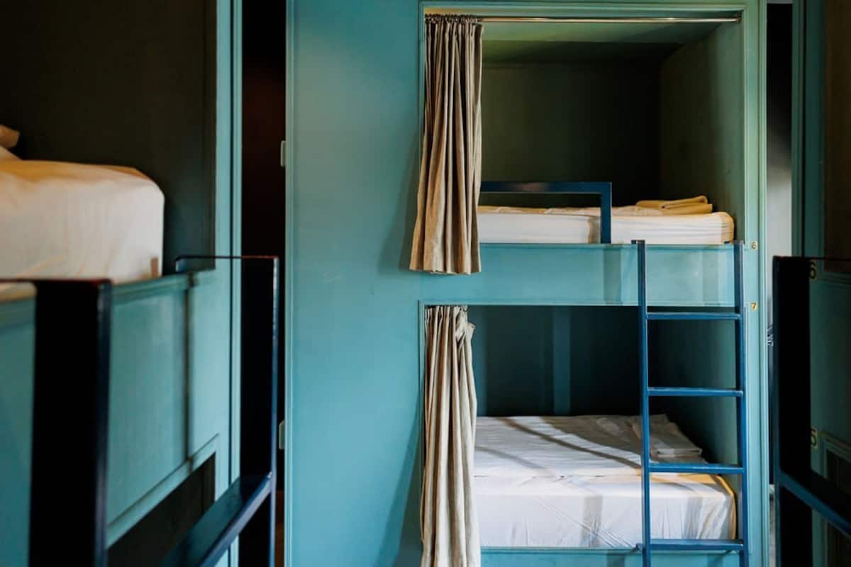 Escritorio, wifi gratis y ropa de cama