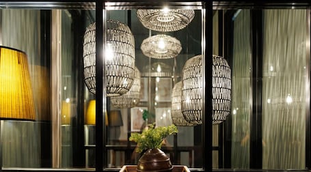 Escritorio, wifi gratis y ropa de cama