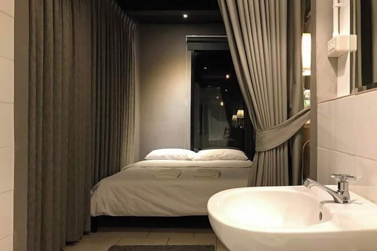 Desk, free WiFi, bed sheets
