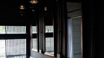 Une salle de bain moderne avec deux vasques, un miroir et trois lampes suspendues.