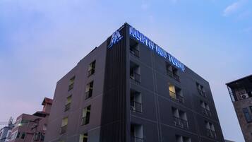 Un edificio de varios pisos con un letrero llamativo que dice "NORTH LIN".