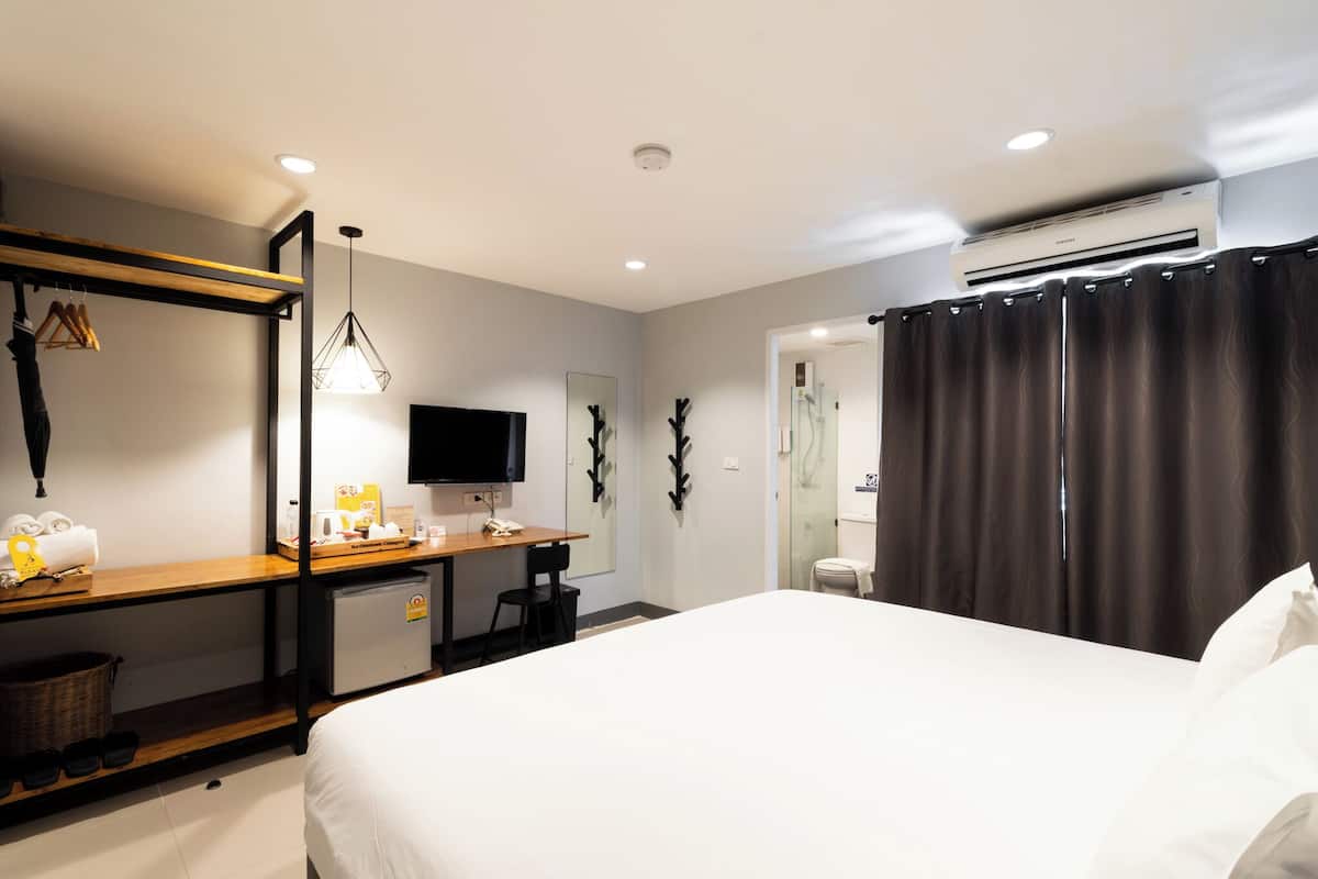 Desk, rollaway beds, free WiFi