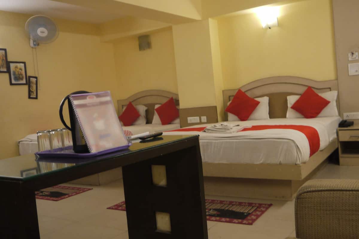 Quadruple Room | Desk, iron/ironing board, rollaway beds, free WiFi