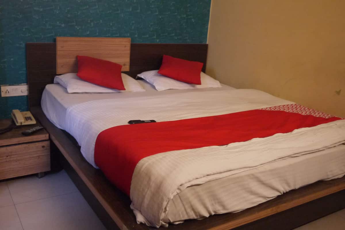Deluxe Room | Desk, iron/ironing board, rollaway beds, free WiFi