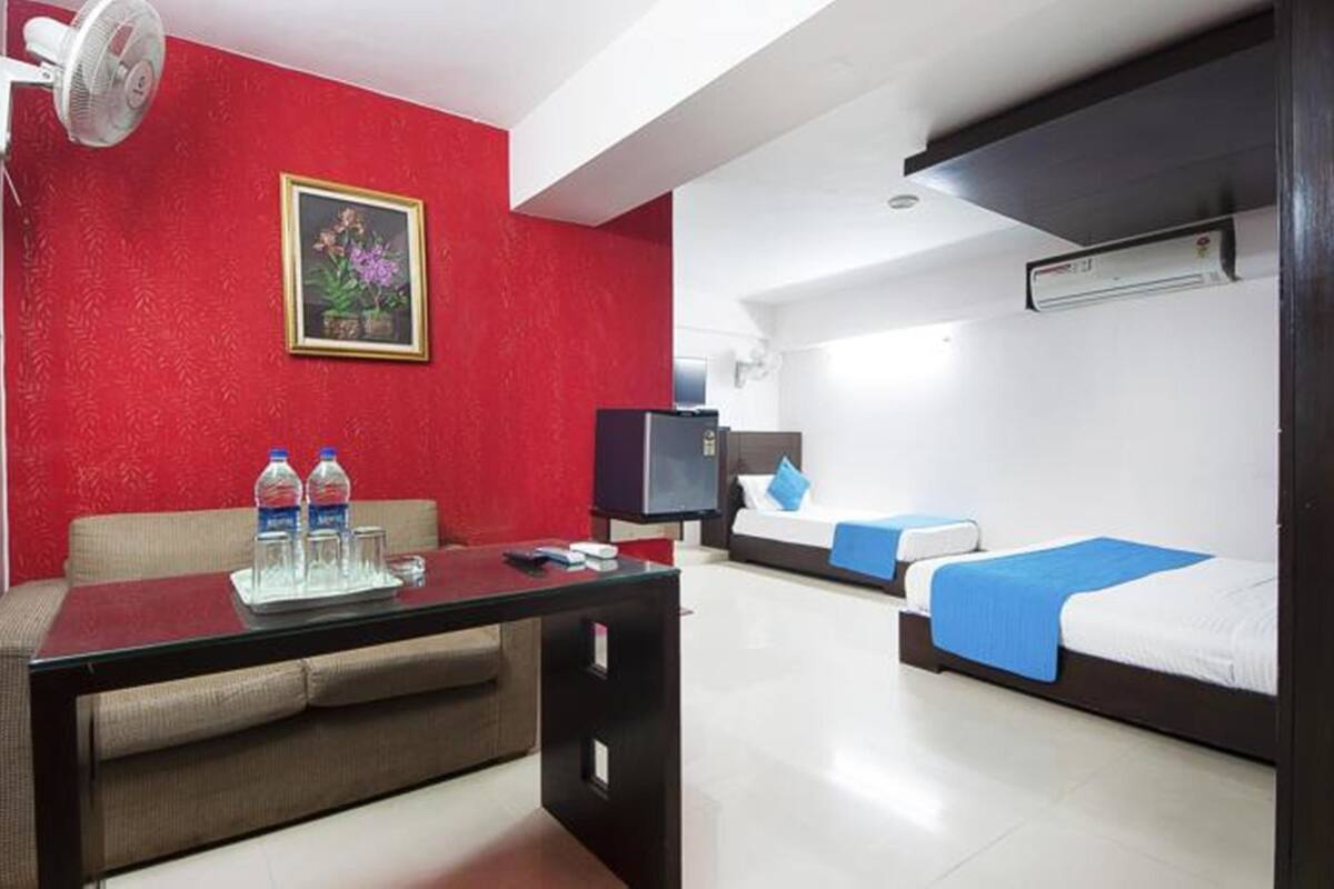 Deluxe Triple Room | Desk, iron/ironing board, rollaway beds, free WiFi