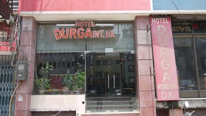 Hotelli nimeltä ”Hotel Durgaant”, jossa on lasinen sisäänkäynti ja portaat, jotka johtavat sisään.