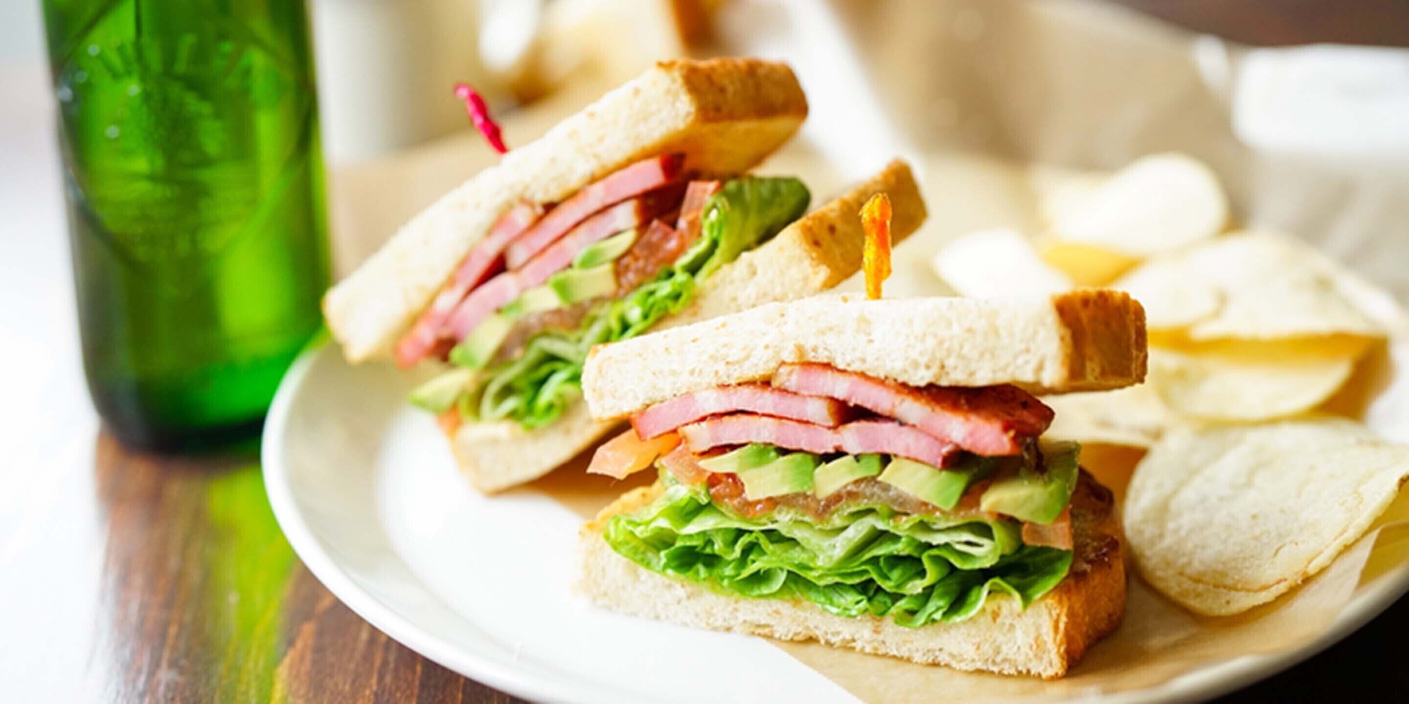 Une assiette avec des sandwichs et des chips.