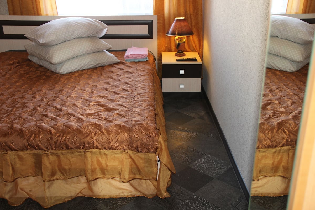 Chambre Standard double, salle de bains commune | Bureau, fer et planche Ă repasser, accĂšs au Wi-Fi (inclus)
