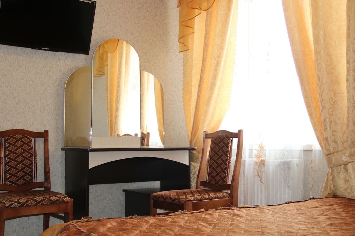 Chambre Confort double | Bureau, fer et planche Ă repasser, accĂšs au Wi-Fi (inclus)