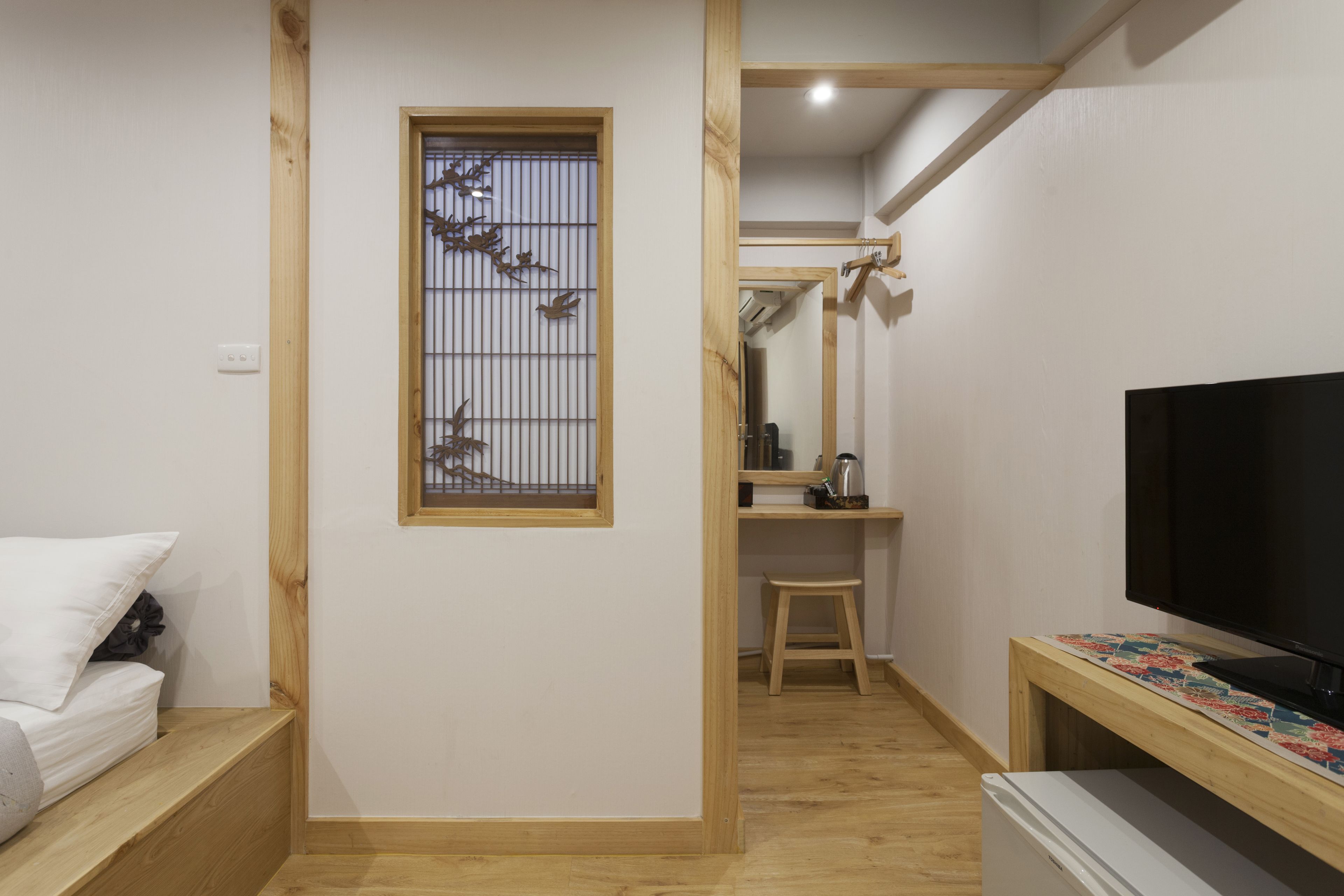 superior room, 1 queen bed | wifi