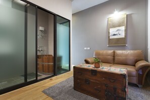 Suite Room  | Woonruimte | Een 32-inch ledtelevisie met kabelzenders en een televisie