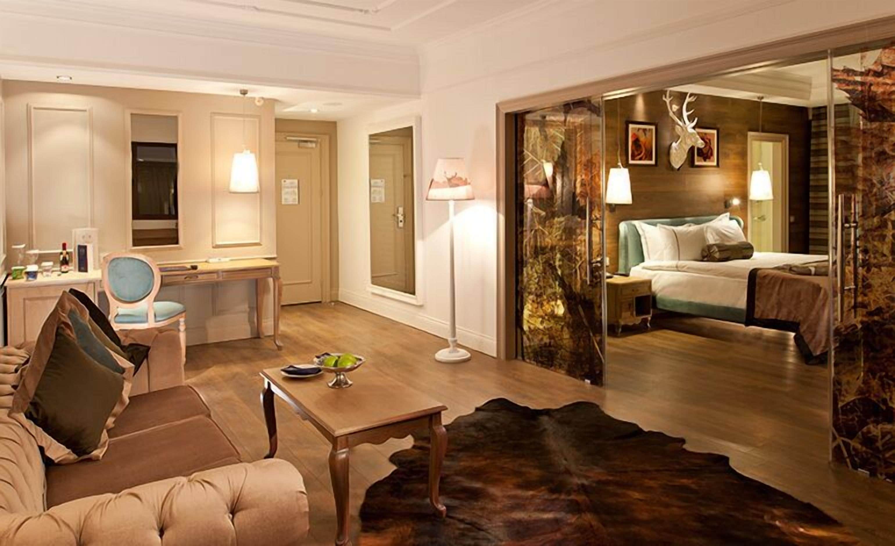 grand suite | living area | 75-inch lcd tv with satellite channels, tv