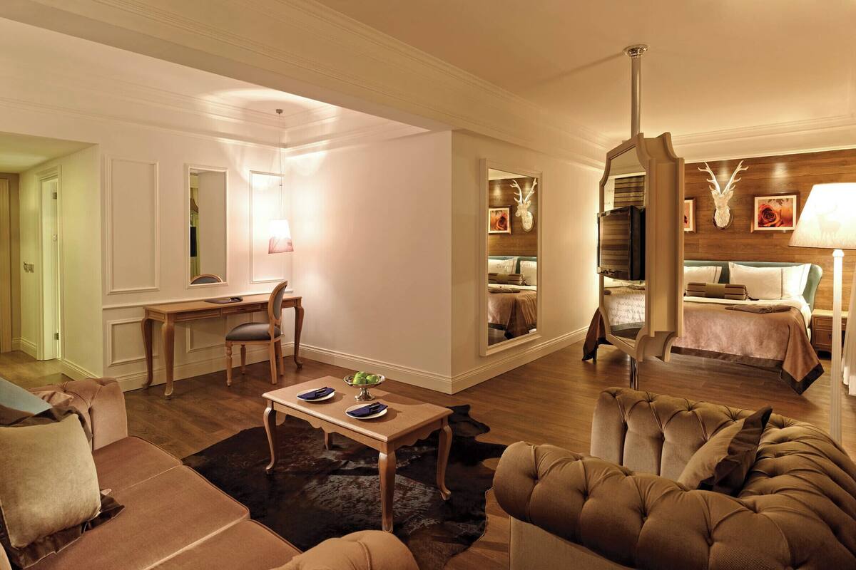 Un salón amplio con sofá, una mesa de centro y un espacio de trabajo.