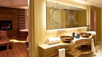 Grand Suite | Bathroom | Rainfall showerhead, free toiletries, hair dryer, bathrobes