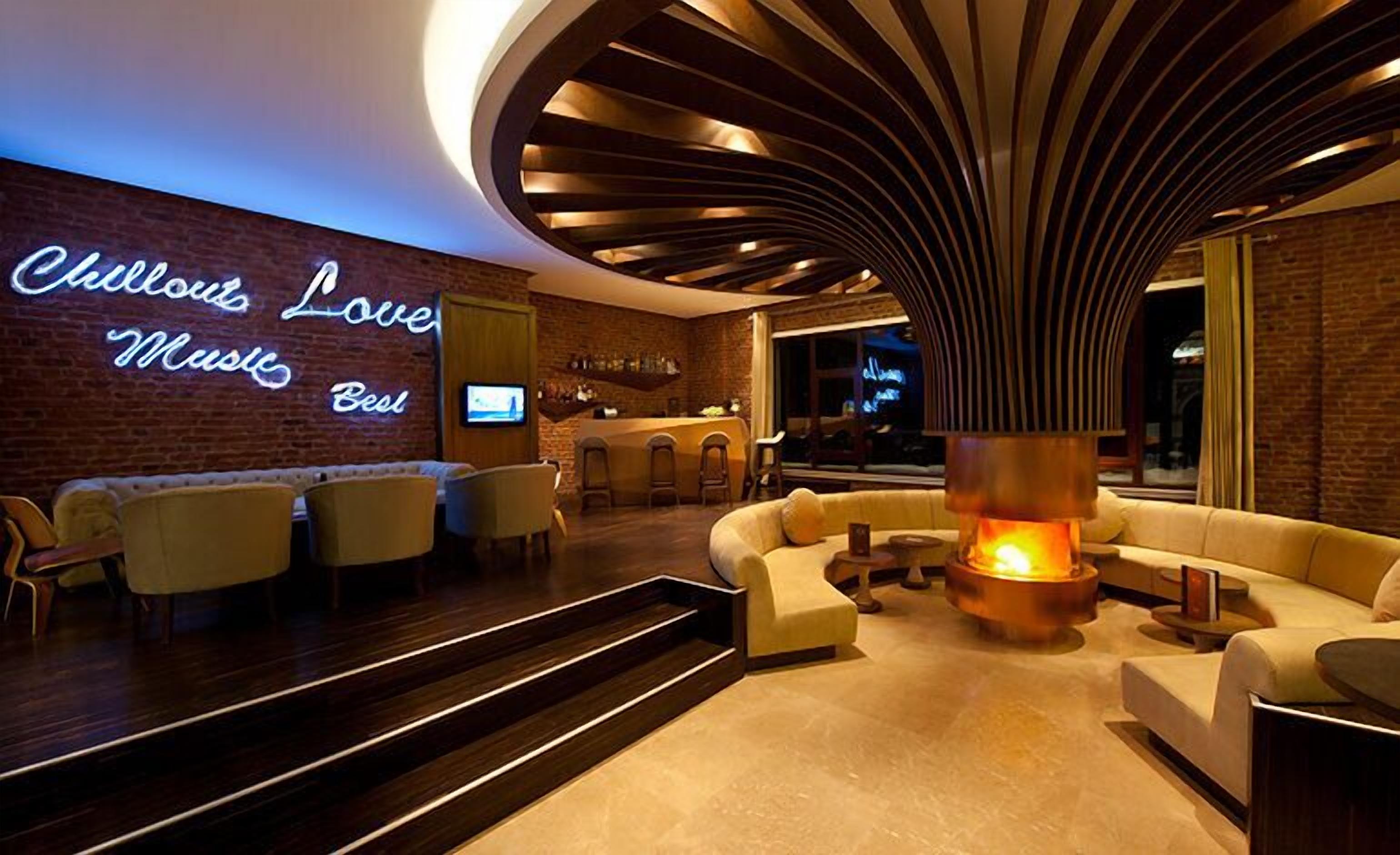 2 bars/lounges
