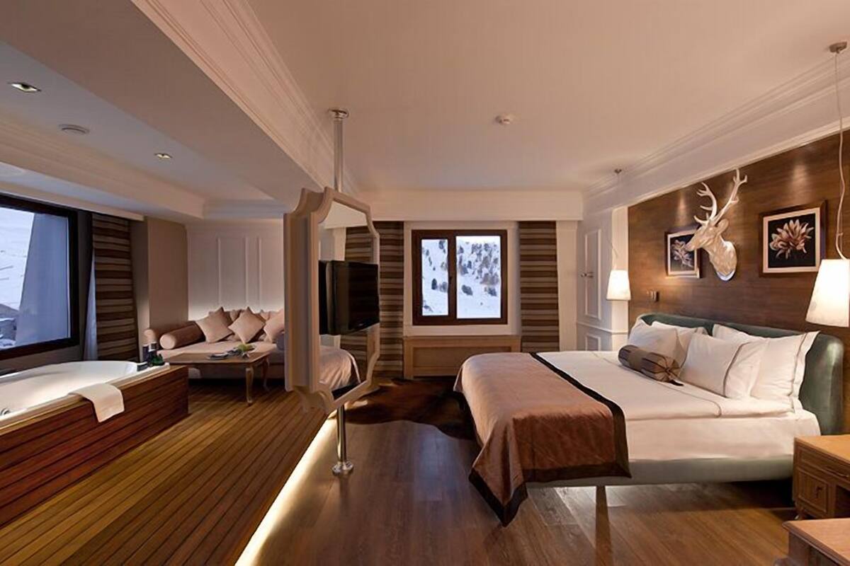 junior suite | 1 bedroom, minibar, in-room safe, desk