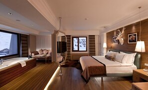 Junior-sviitti | Minibaari, tallelokero huoneessa, työpöytä