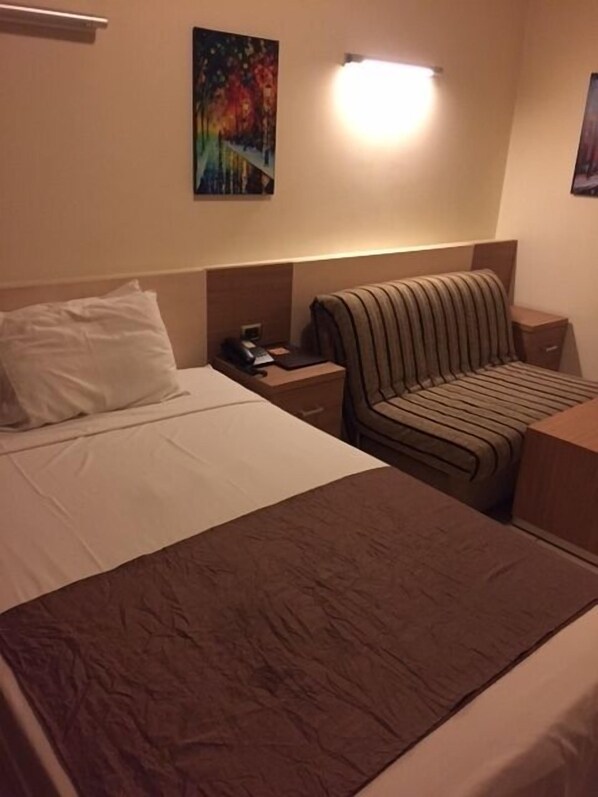 Single Bed Room | ตู้นิรภัยในห้องพัก, ผ้าม่านกันแสง, ห้องเก็บเสียง