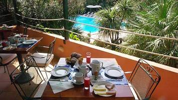 Desayuno buffet (EUR 15 por persona)