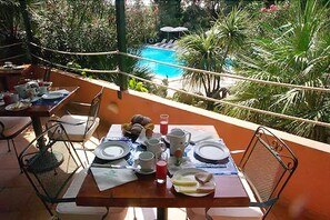 Daily buffet breakfast (EUR 15 per person)