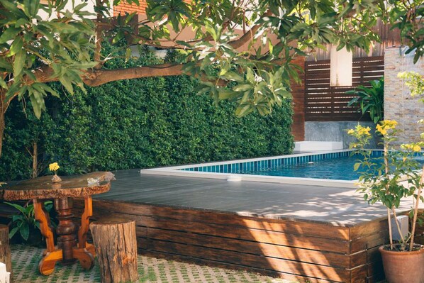 Una piscina al aire libre