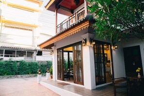 Outdoor dining - I Lanna House (Chiang Mai)