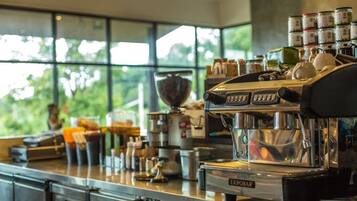 Melayani sarapan dan makan siang dengan sajian masakan internasional