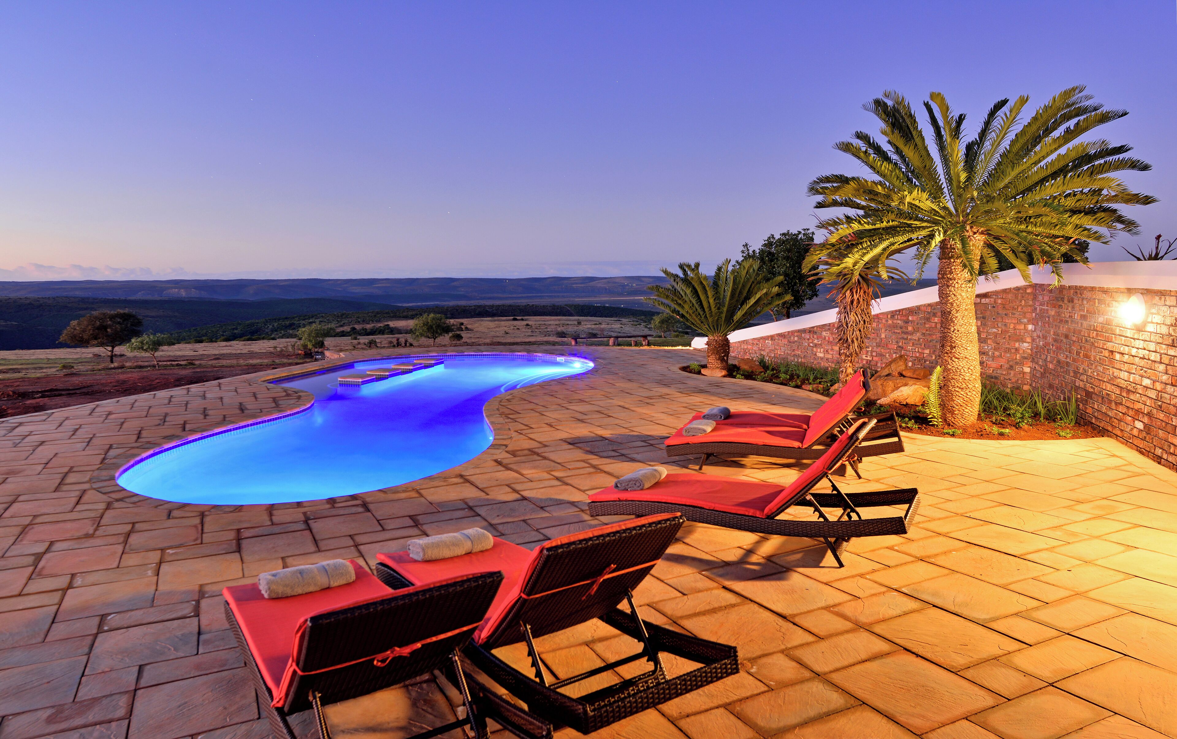 2 albercas al aire libre y camastros 