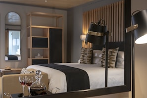 Zimmer, 1 King-Bett | Hochwertige Bettwaren, kostenlose Minibar, Zimmersafe, Schreibtisch