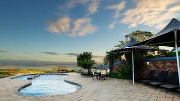 2 outdoor pools, pool loungers