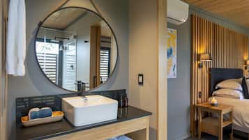 Bañera y ducha independientes, bañera profunda