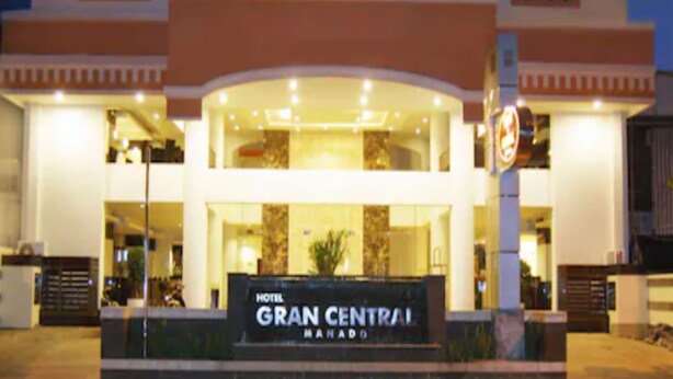 Un hotel con un letrero que dice "HOTEL GRAN CENTRAL MANADO".