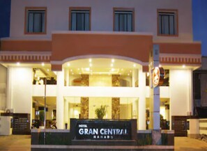 Front of property – evening/night - Hotel GRAN CENTRAL (Manado)