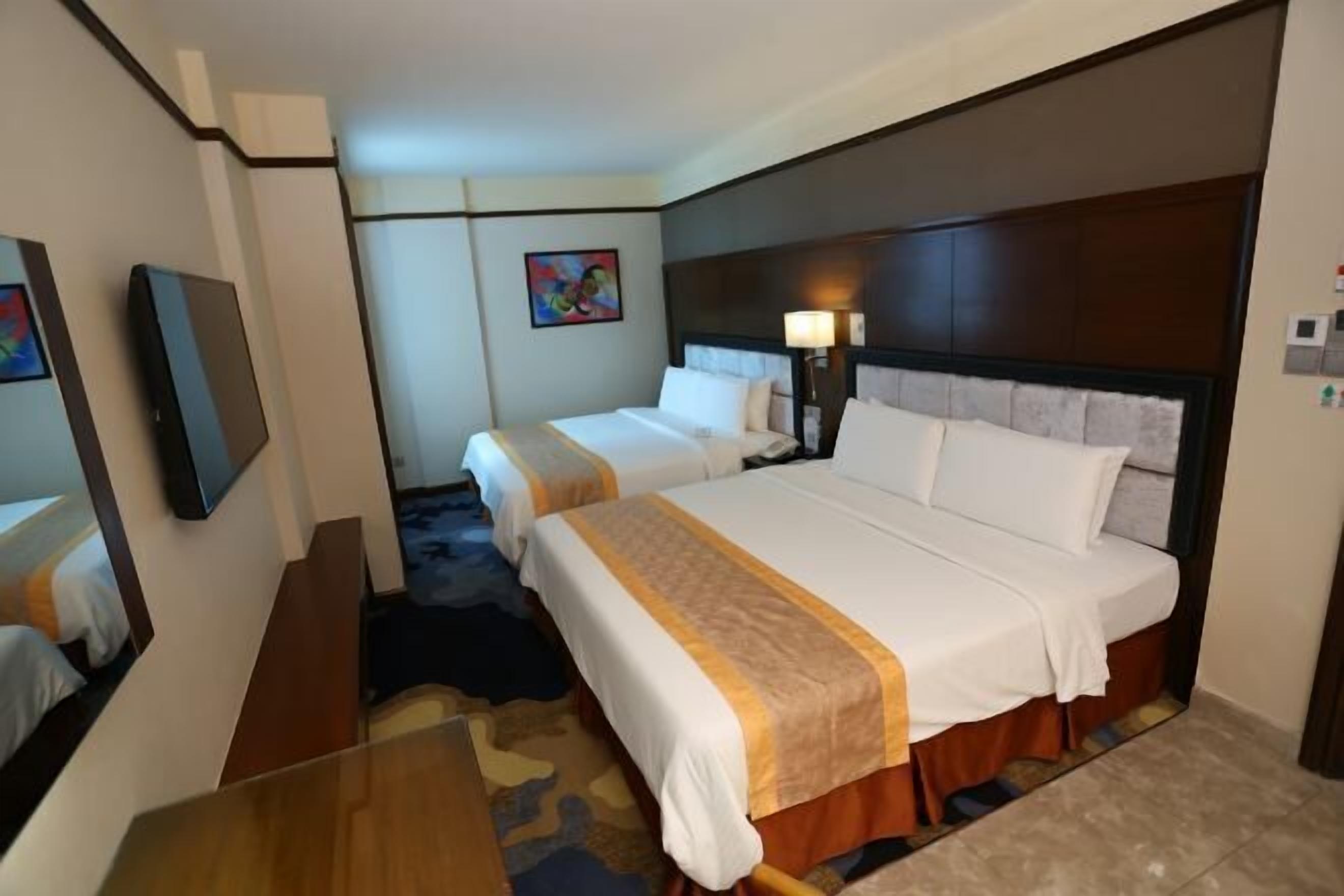 Coffres-forts dans les chambres, bureau, fer et planche à repasser