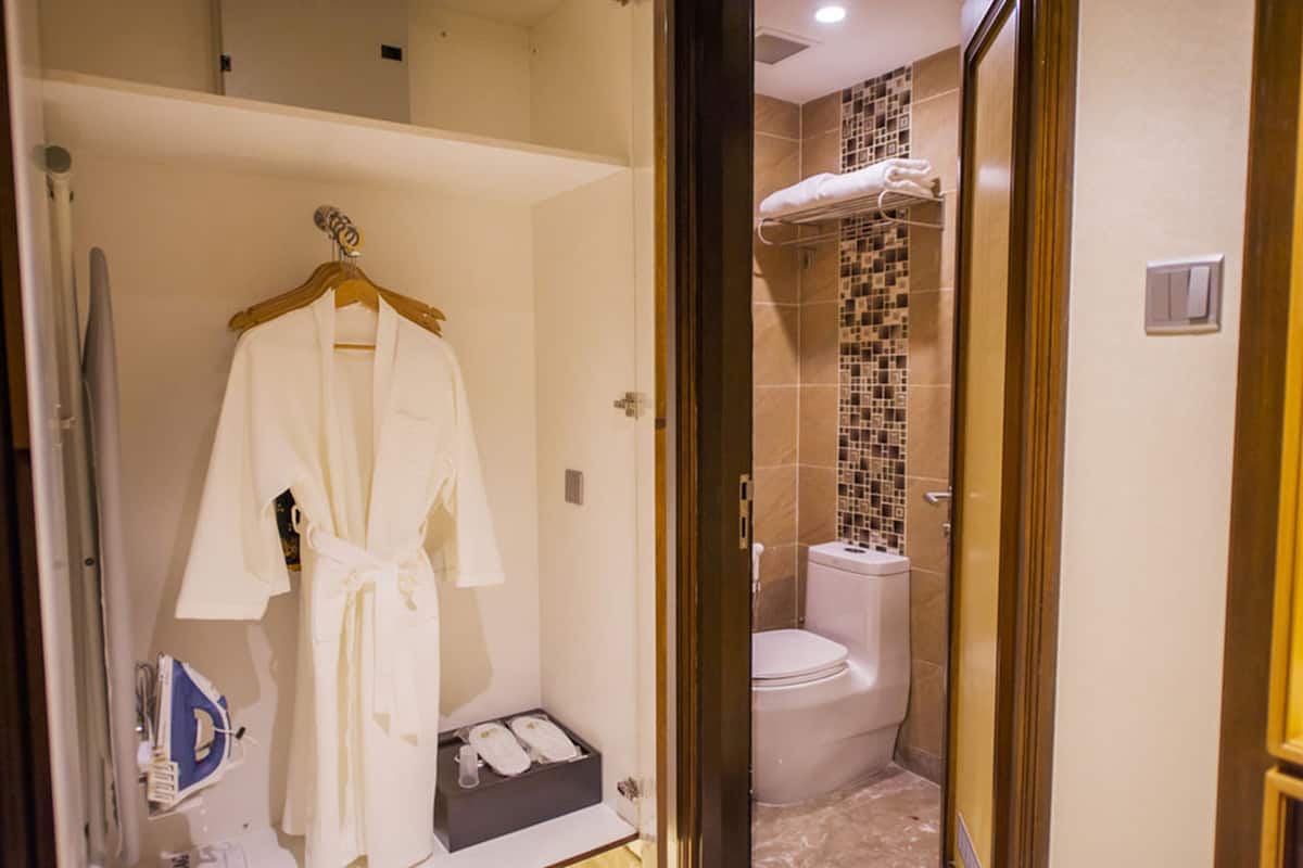 1 bedroom, in-room safe, desk, iron/ironing board
