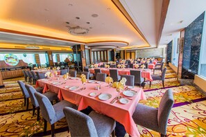 Se sirven desayunos, comidas, cenas y cocina local e internacional 