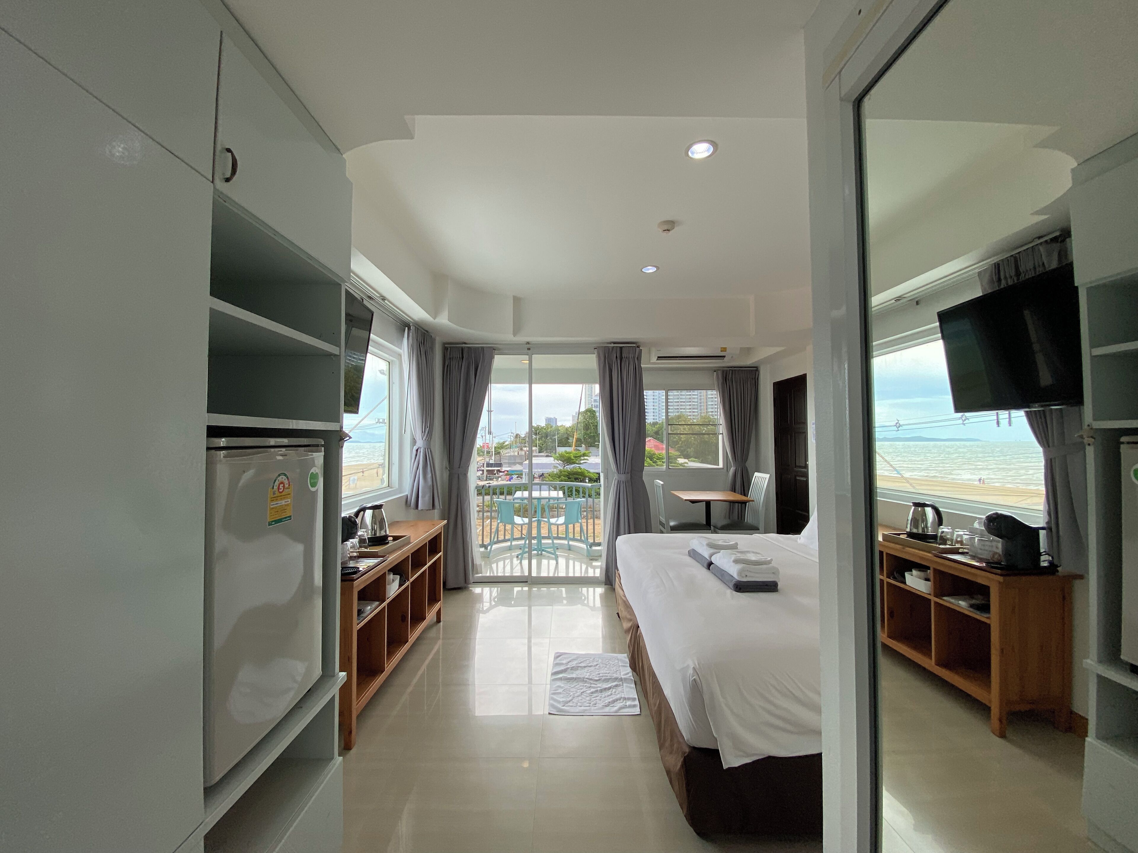 Minibar con artículos gratuitos y caja de seguridad en la habitación 