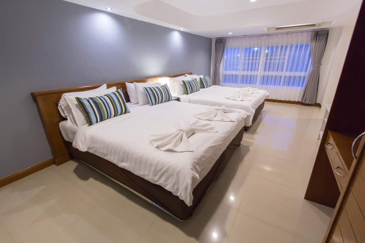 Duplex Family Room | Minibar gratis, brankas, didekorasi berbeda-beda, dan meja kerja