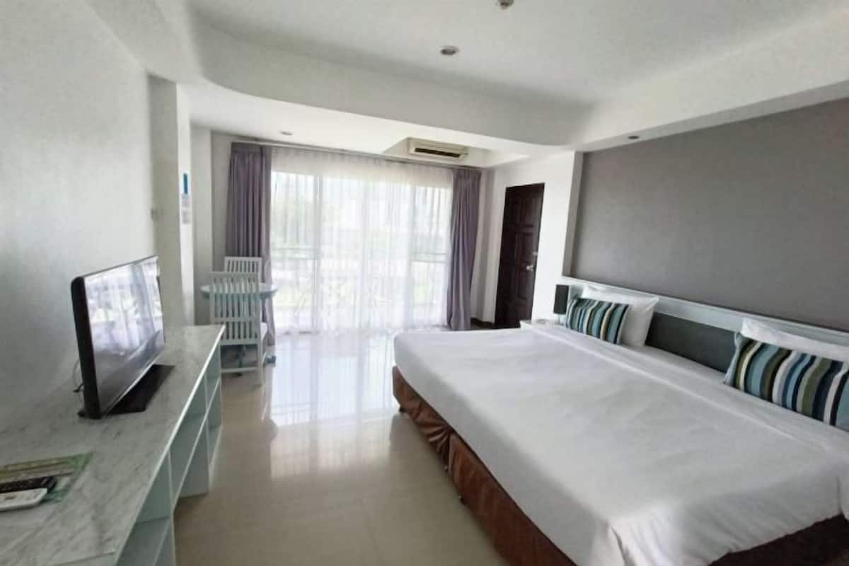 Minibar gratis, brankas, didekorasi berbeda-beda, dan meja kerja