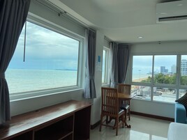 Deluxe Sea View | Minibar con artículos gratuitos, caja fuerte, escritorio y wifi gratis